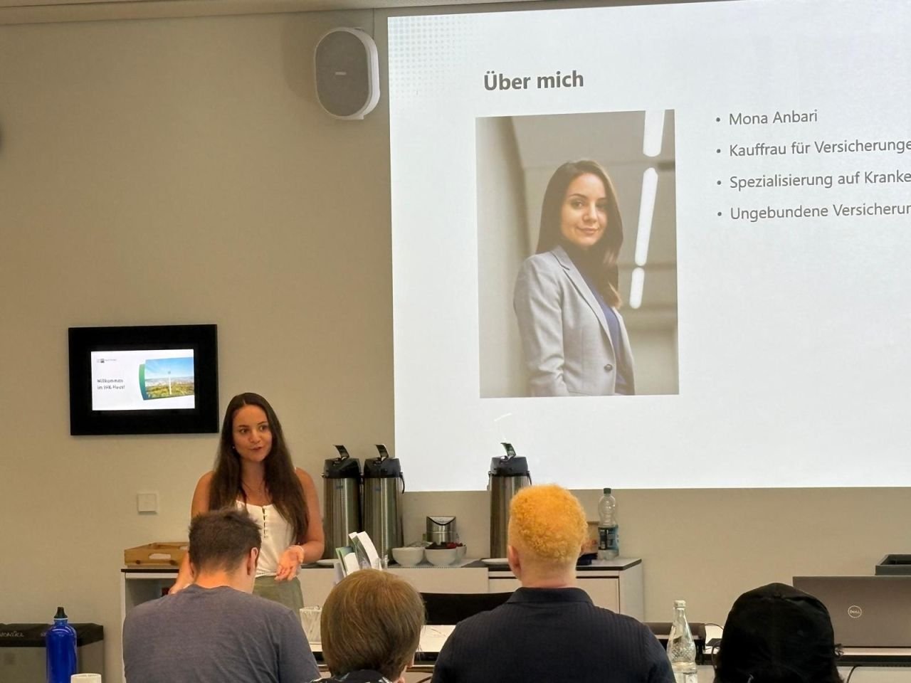Mona Anbari hält einen Fachvortrag zur Krankenversicherung bei der IHK Region Stuttgart